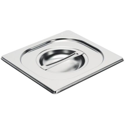 Couvercle à bac Gastro GN1/6 de Gastro M. Conçu en inox 304, ce couvercle gastronorme de 176(l) x 162(P) mm est adapté pour une utilisation professionnelle