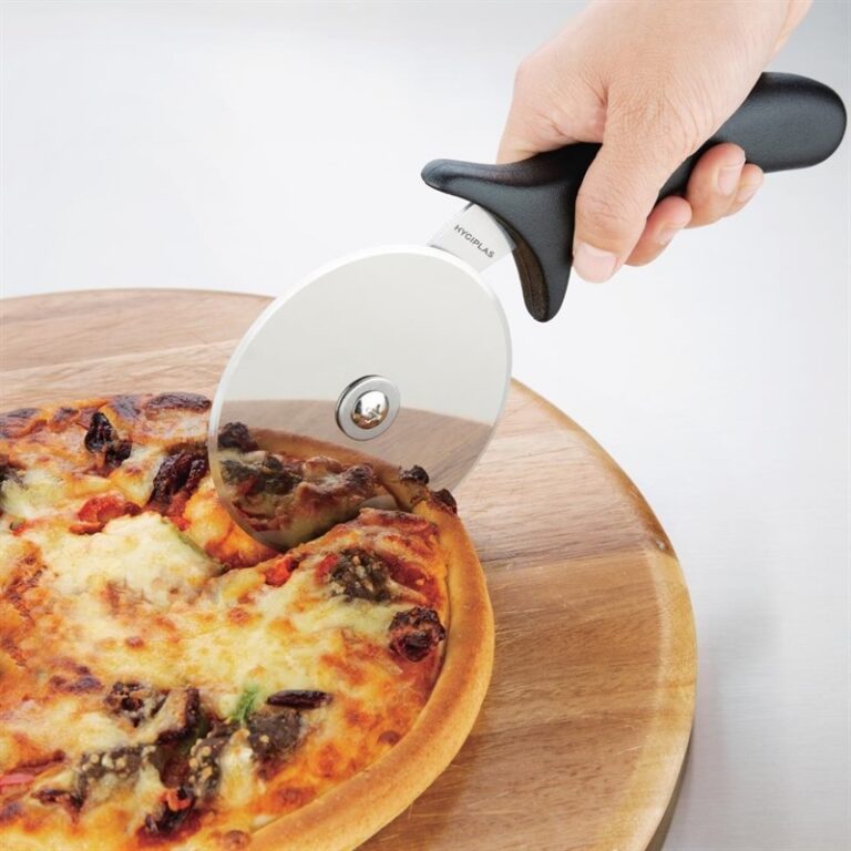 Roulette à pizza Hygiplas noire 102mm avec lame en acier inoxydable et manche ergonomique