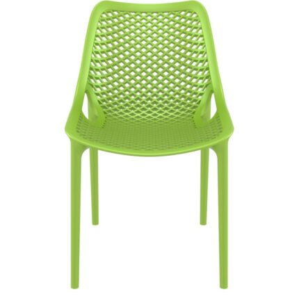 Ambiance de terrasse de café avec des chaises vertes CHVEASY01 disposées autour d'une table - easychr.com