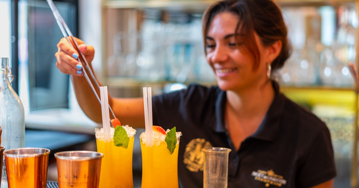 Barman professionnel en service derrière un bar à cocktails CHR