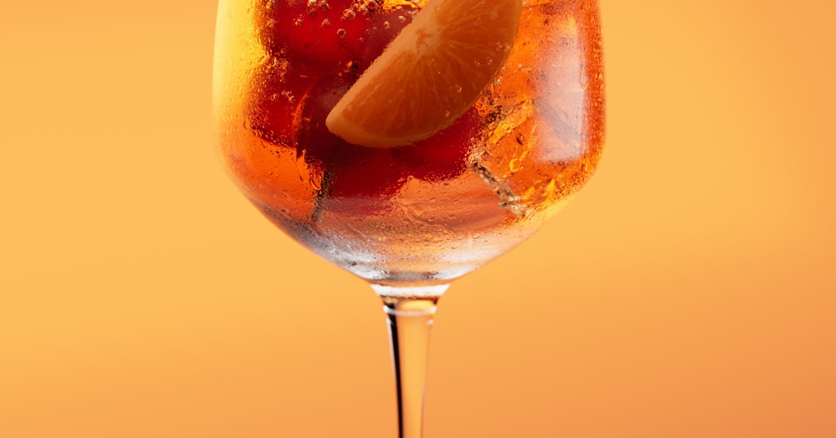 Cocktail professionnel servi dans un bar, préparé avec un blender CHR