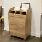 Desserte de service compacte chêne clair 60 cm GOLDINOX installée en salle de restaurant