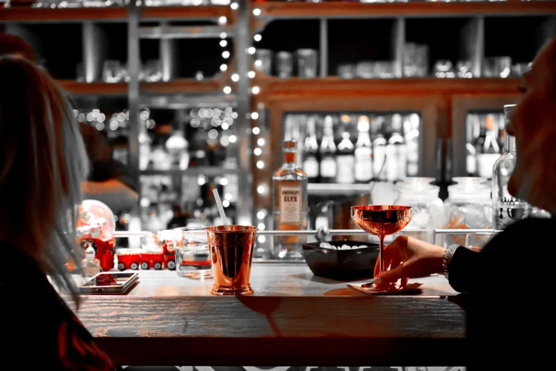 Cocktail frappé préparé au bar
