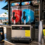 Machine à granita GOLDINOX MHE842 en service dans un bar, granités rouge et bleu