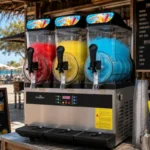 Machine à granita GOLDINOX MHE843 en service dans un bar, trois parfums rouge jaune bleu