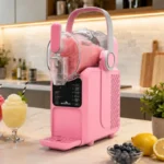 Machine à granita rose GOLDINOX MLA502 en situation, cocktails glacés sur comptoir