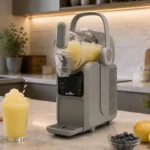 Machine à granita grise GOLDINOX MLA504 en situation, cocktails glacés sur comptoir