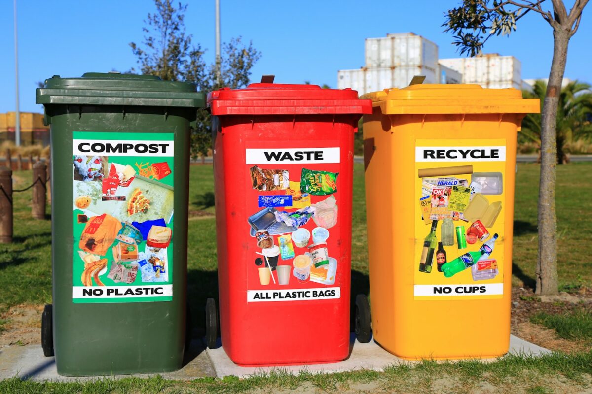 Poubelles de tri sélectif rouge, jaune et verte pour un snack ou fast-food CHR