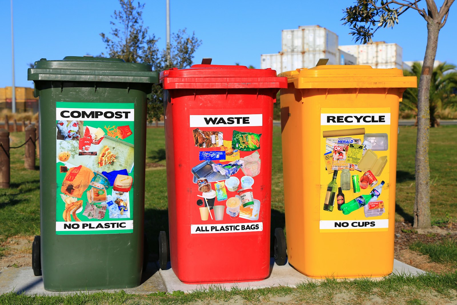 Poubelles de tri sélectif rouge, jaune et verte pour un snack ou fast-food CHR