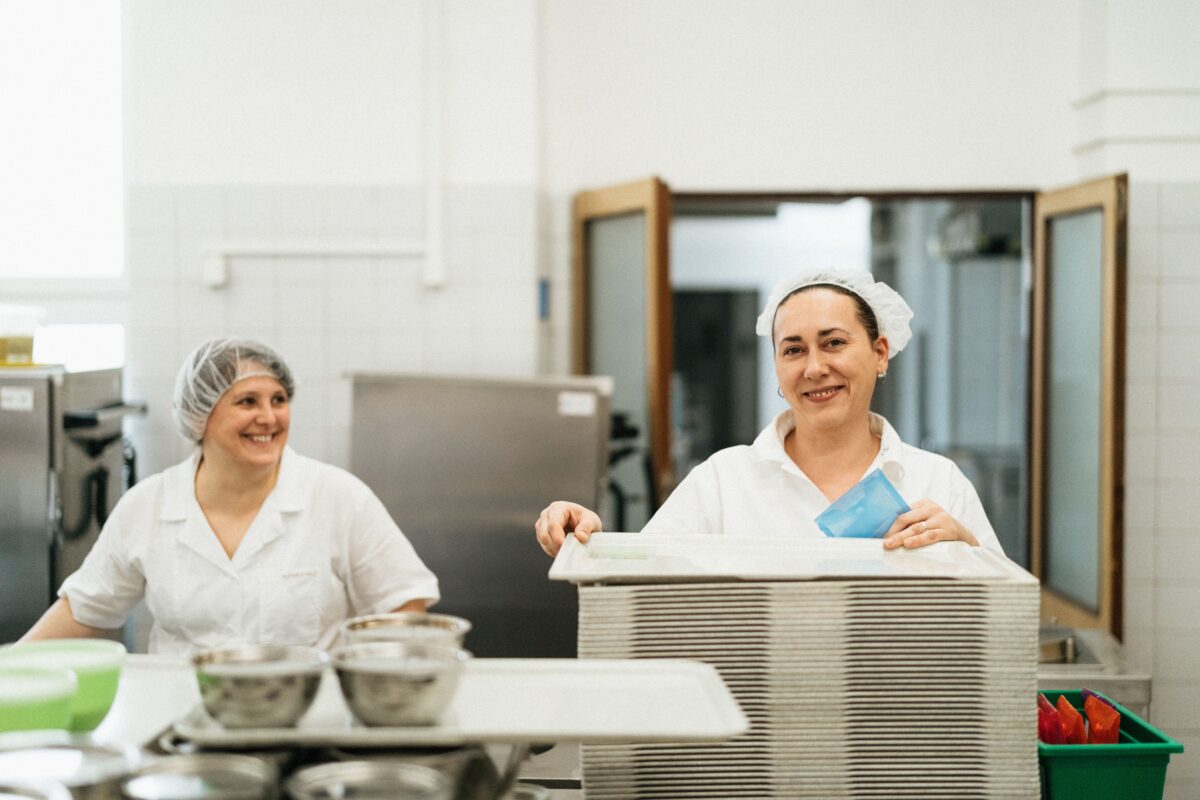 Équipe en cuisine de restauration collective, poste plonge à fort volume