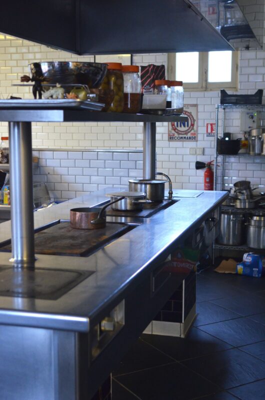 Table inox vide adaptée à un poste plonge de faible volume, bar ou snack