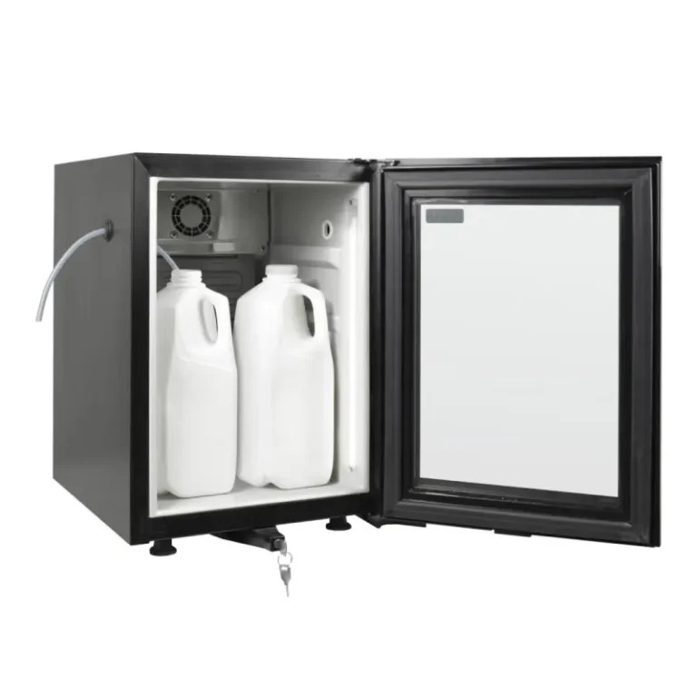 Réfrigérateur à lait de comptoir Polar DB109, vue de trois quarts