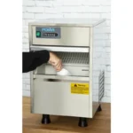 Machine à glaçons dessous de comptoir Polar T316, vue de trois quarts
