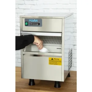 Machine à glaçons dessous de comptoir Polar T316, vue de trois quarts