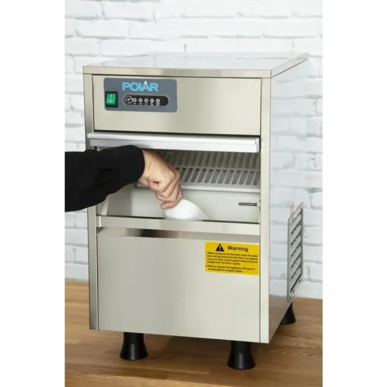 Machine à glaçons dessous de comptoir Polar T316, vue de trois quarts