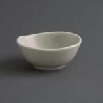 Bol à sauce Olympia Chia sable de 80 mm en porcelaine, bord ondulé à liseré blanc, vu de trois quarts