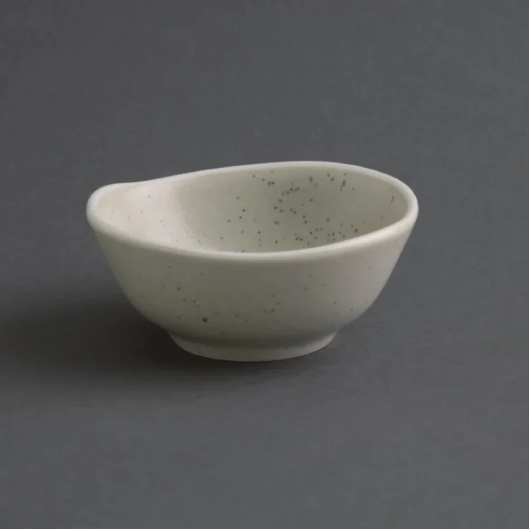 Bol à sauce Olympia Chia sable de 80 mm en porcelaine, bord ondulé à liseré blanc, vu de trois quarts