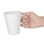 Latte servi dans une tasse Olympia Whiteware