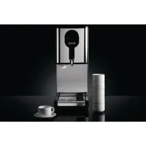 Distributeur Lincat EB3FX remplissant de grands mugs