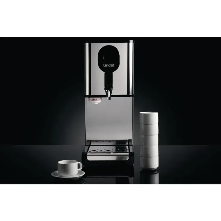 Distributeur Lincat EB3FX remplissant de grands mugs