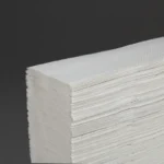 Gros plan sur le pliage en Z des essuie-mains Tork