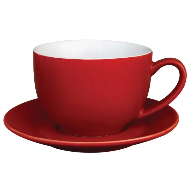 Tasse à café Olympia Café posée sur sa soucoupe rouge