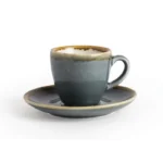 Tasse Olympia Kiln océan posée sur sa soucoupe