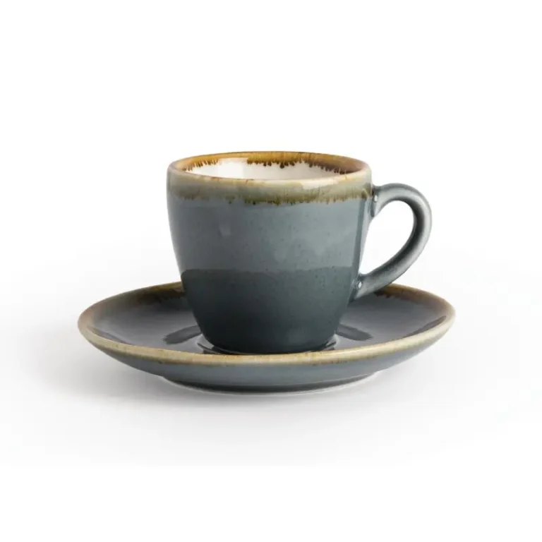 Tasse Olympia Kiln océan posée sur sa soucoupe