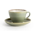 Tasse à cappuccino Olympia Kiln posée sur sa soucoupe mousse