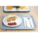 Plateaux self-service Kristallon P502 empilés