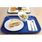Plateaux self-service Kristallon P512 bleus empilés
