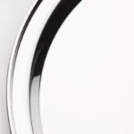 Détail du bord relevé du plateau inox Olympia J828
