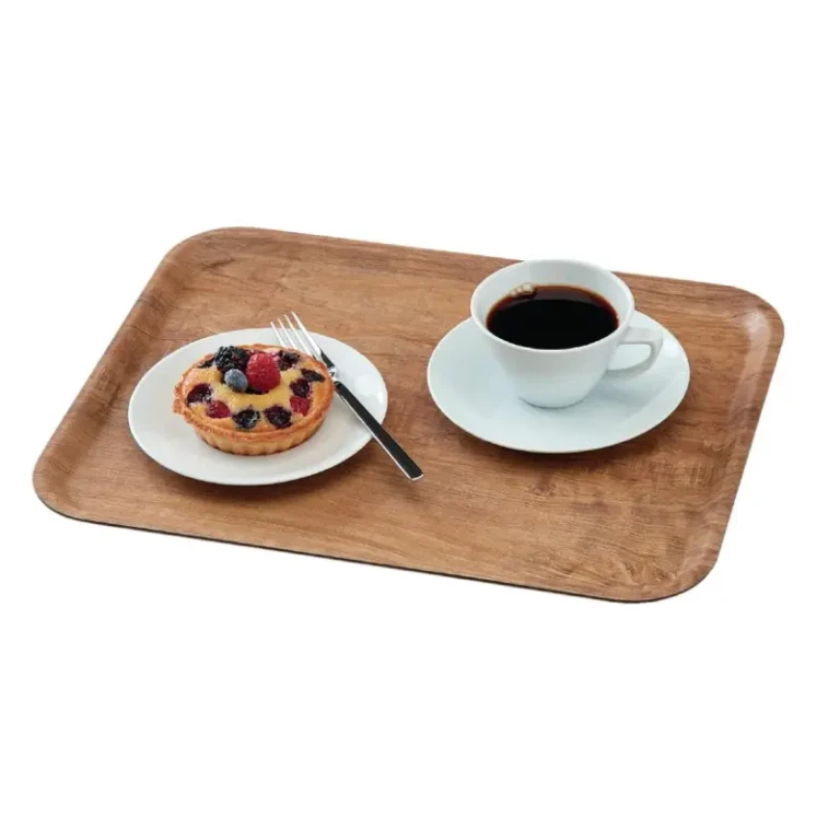Plateau Cambro Madeira DR584 en service dans un café