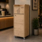 Poubelle snack bois chêne clair 100 L installée en salle de restauration près du comptoir