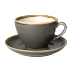Tasse Olympia Kiln HC392 posée sur sa soucoupe assortie