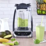Blender Santos #66 vu de trois quarts, corps noir et commandes numériques éclairées