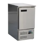 Comptoir réfrigéré négatif Polar Série G 88 L en inox, porte pleine fermée, vue trois quarts