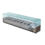 Saladette réfrigérée Polar Série G 8 bacs en situation sur un comptoir de snack
