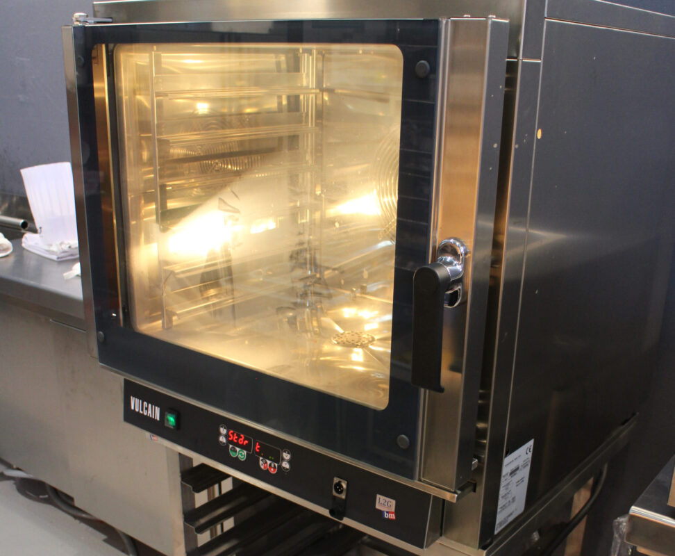 Four mixte électrique L2G en fonctionnement dans une cuisine professionnelle
