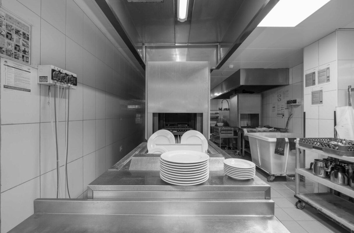 Cuisine professionnelle en inox équipée par L2G, zone de laverie