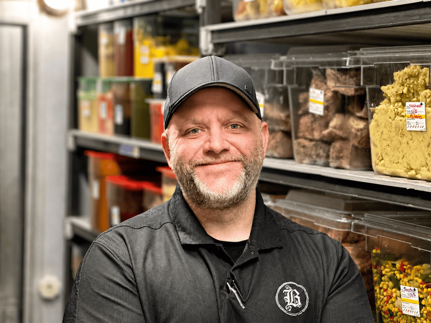 Chef en réserve avec étagères et boîtes de stockage Cambro
