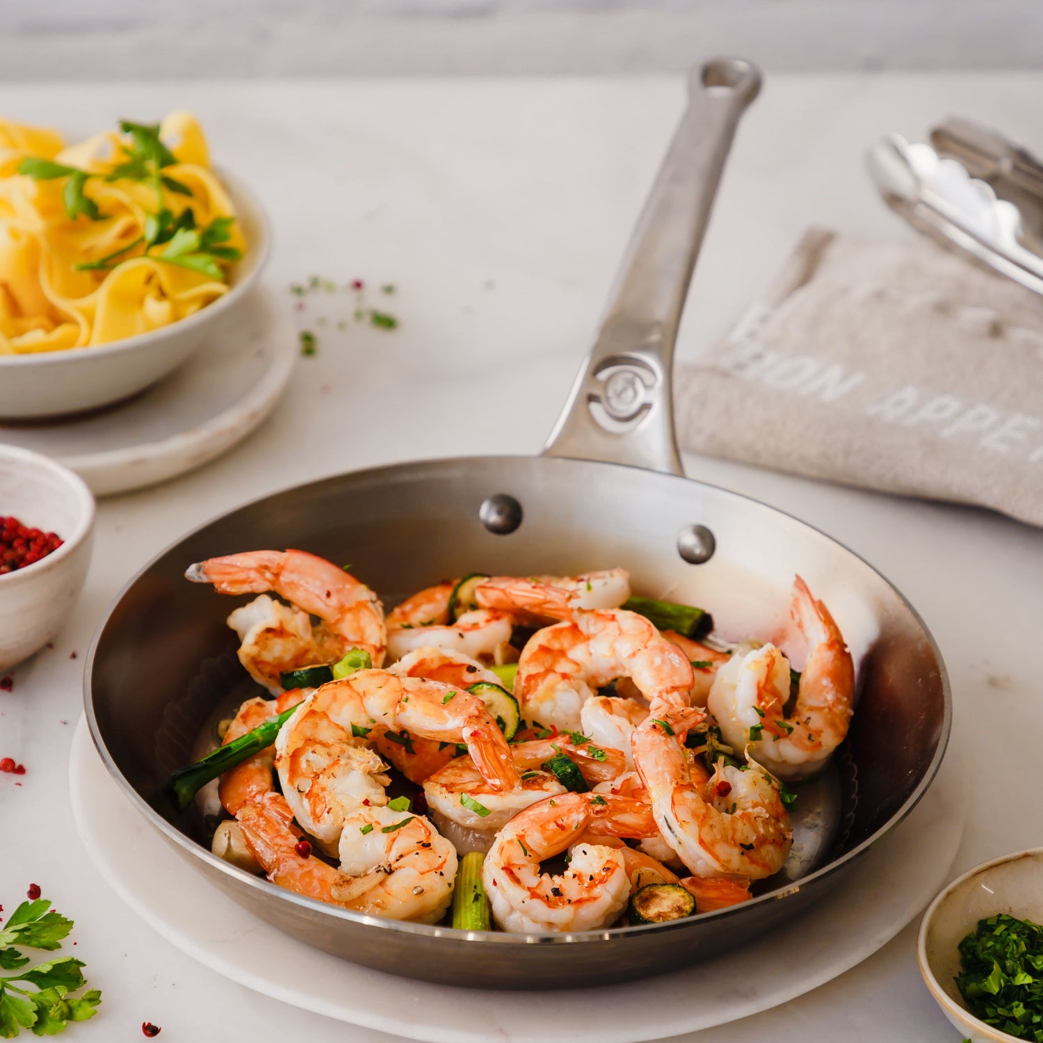 Poêle en acier de Buyer avec des crevettes saisies