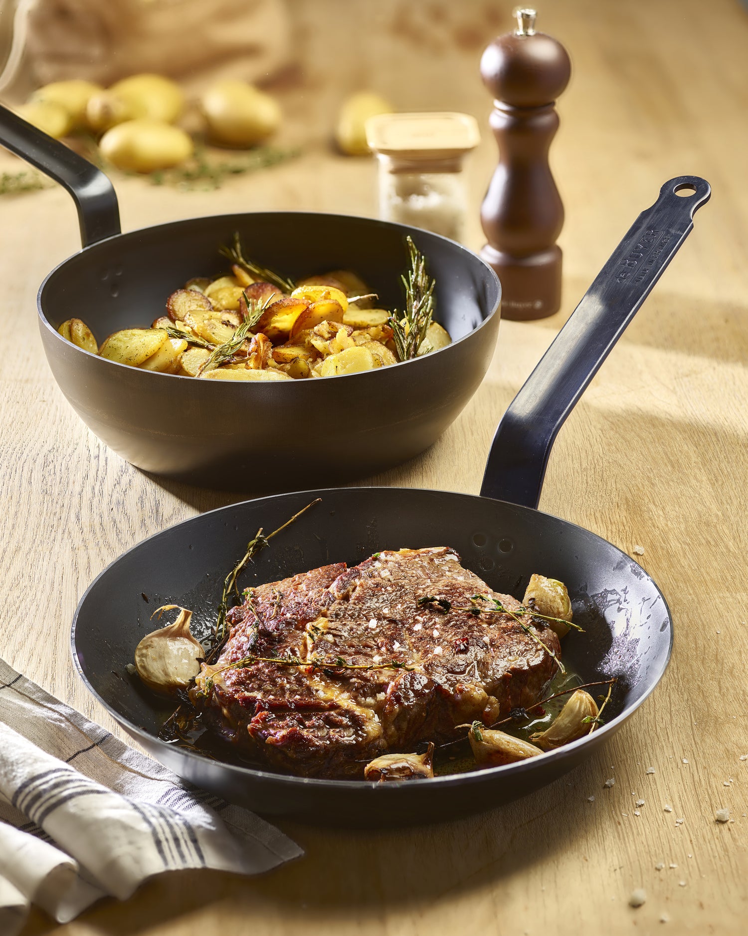 Poêles en acier de Buyer en cuisine avec une pièce de viande saisie