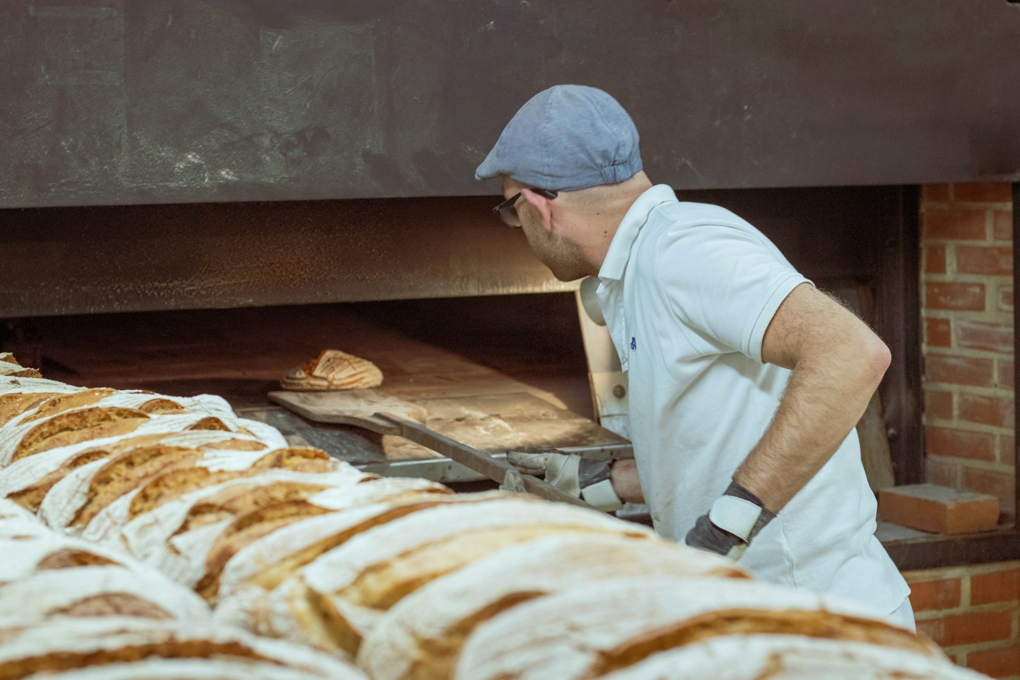 Boulanger devant son four