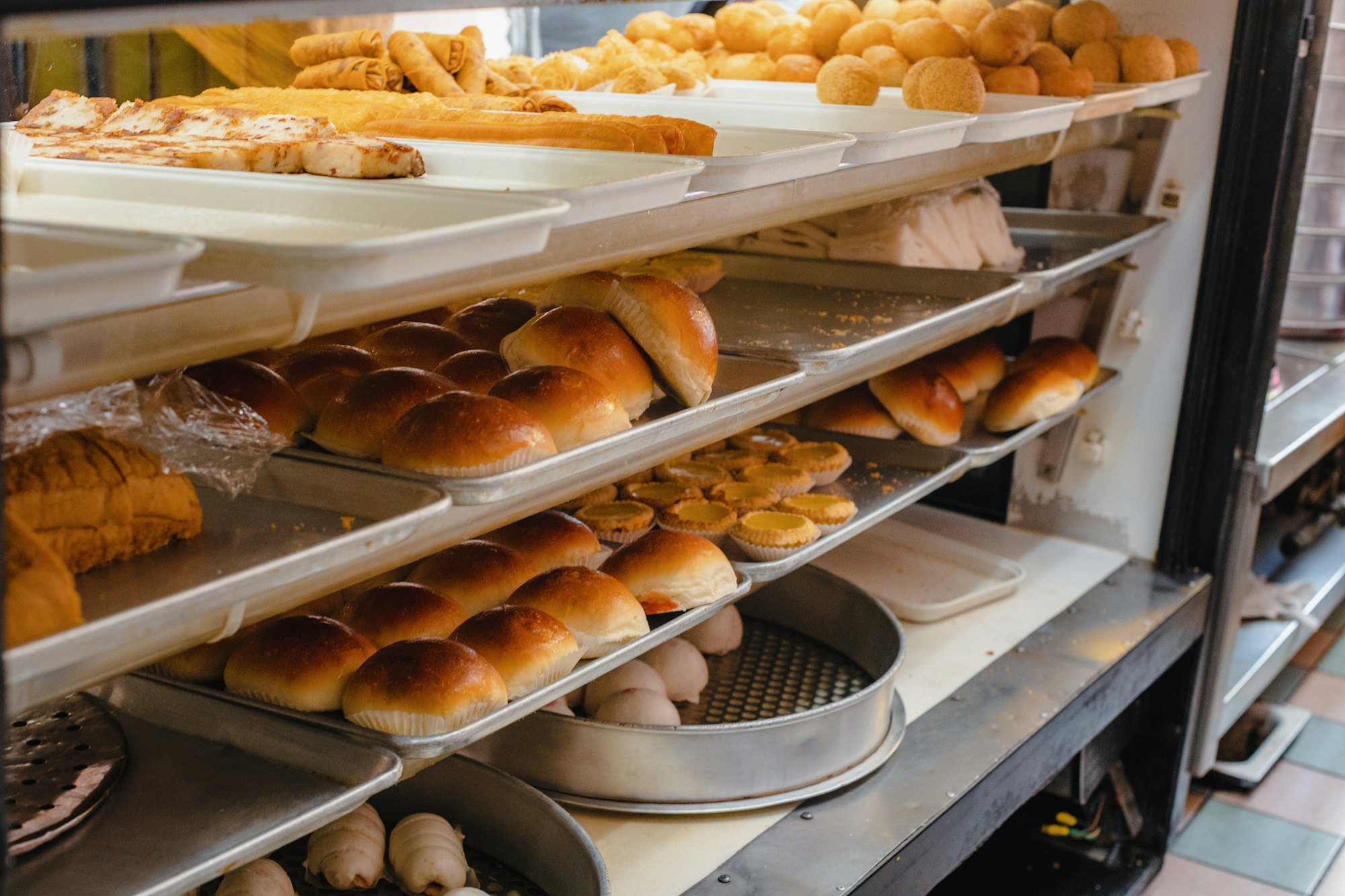 Boulangerie garnie de pains variés