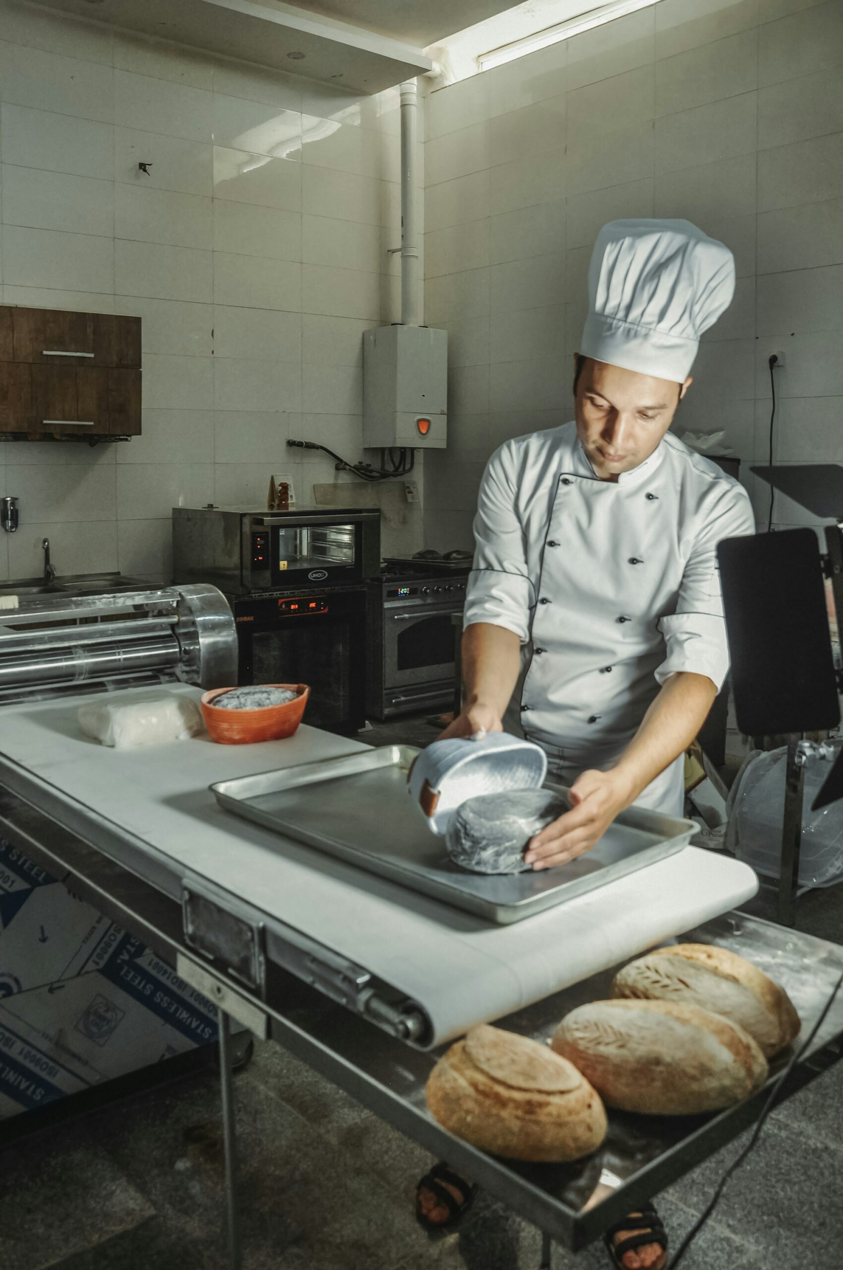 Boulanger façonnant le pain