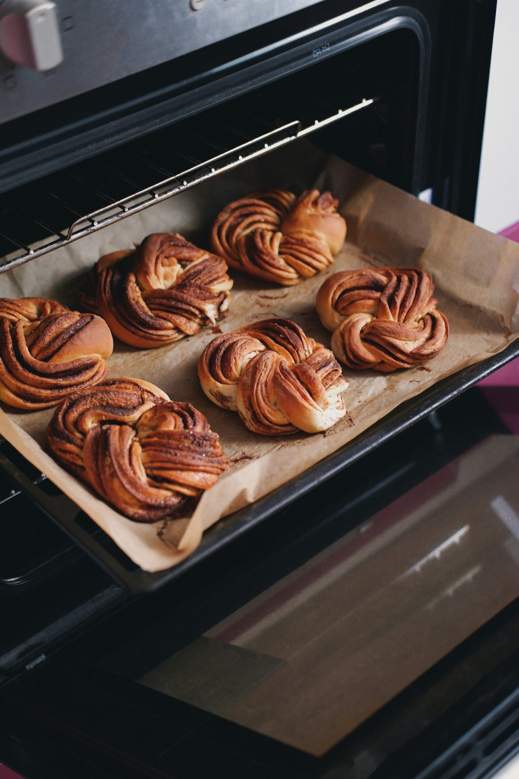 Plaque de viennoiseries sortie du four