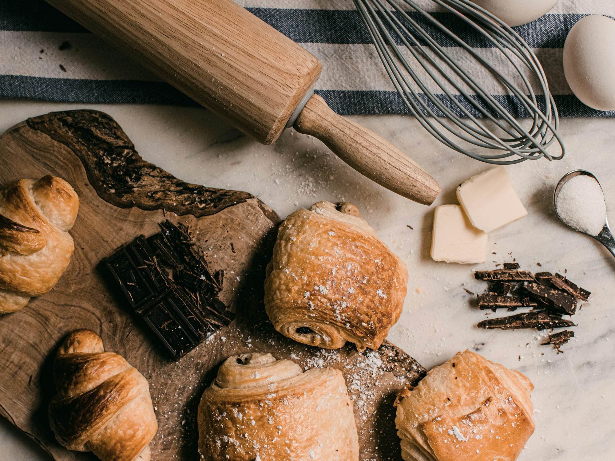 Croissants et pains au chocolat sur une planche