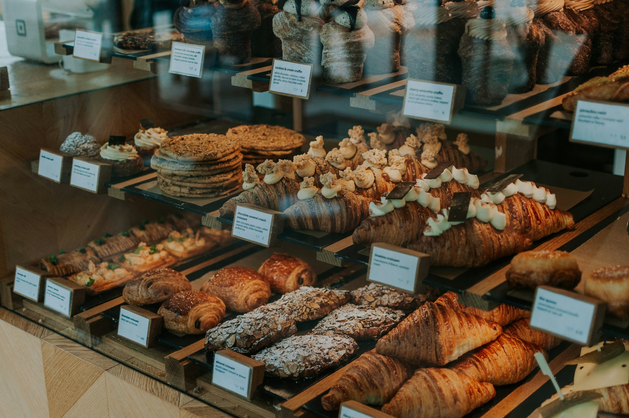 Vitrine comptoir garnie de pâtisseries