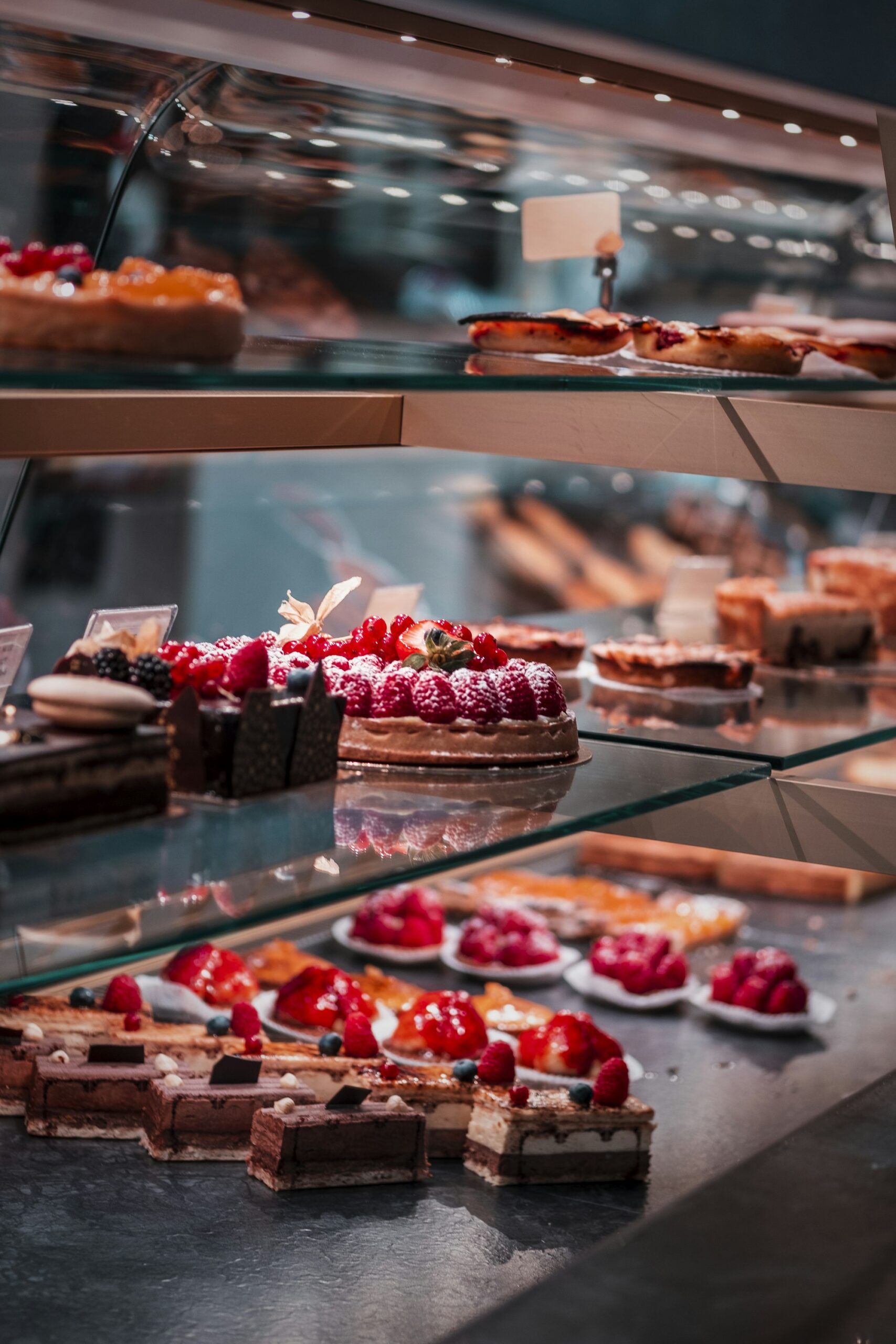 Vitrine de tartes et de gâteaux dans une pâtisserie parisienne